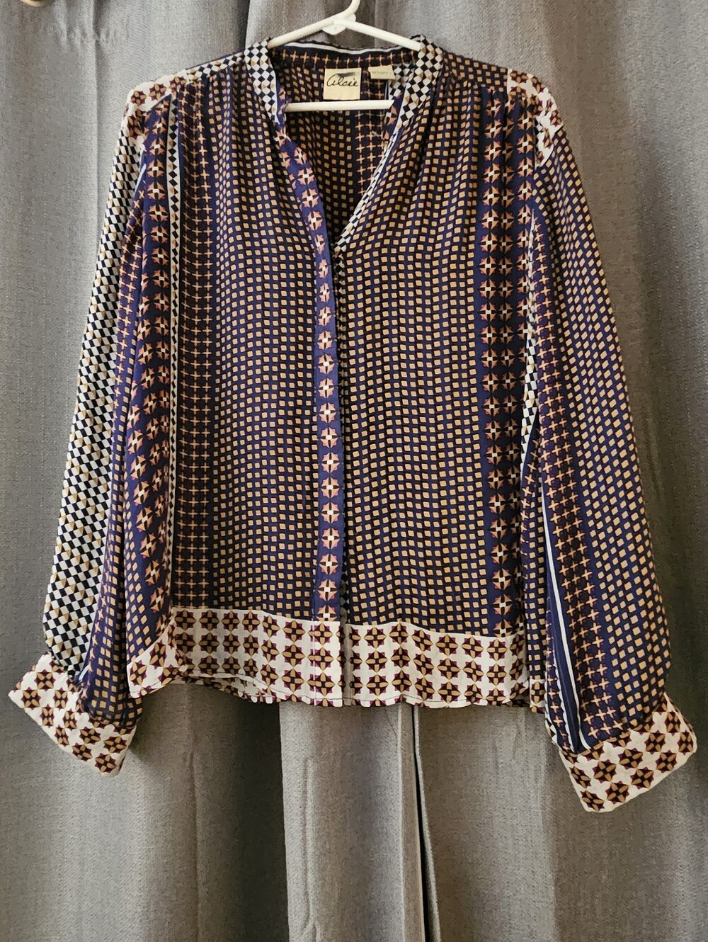 Alcee Geometric Print silk Blouse in Navy & Cream